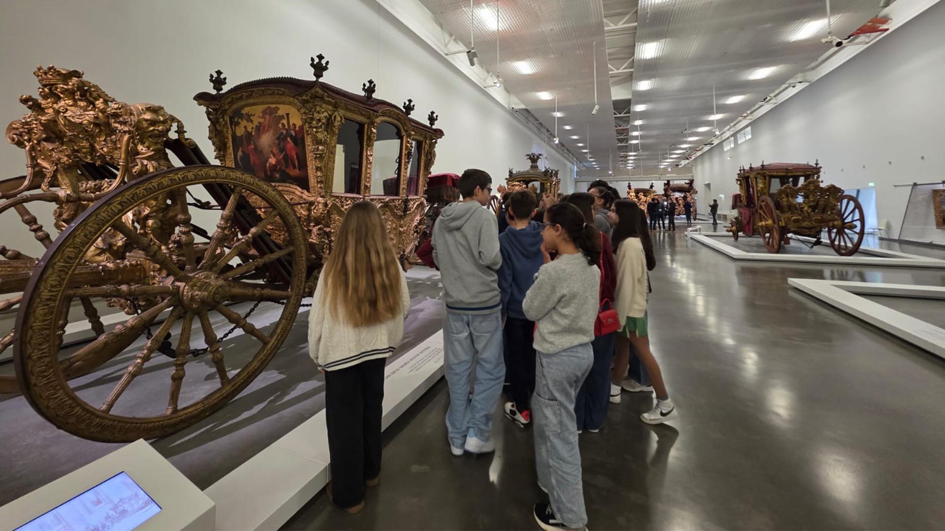 Alunos do 6.º ano exploram a história no Museu dos Coches