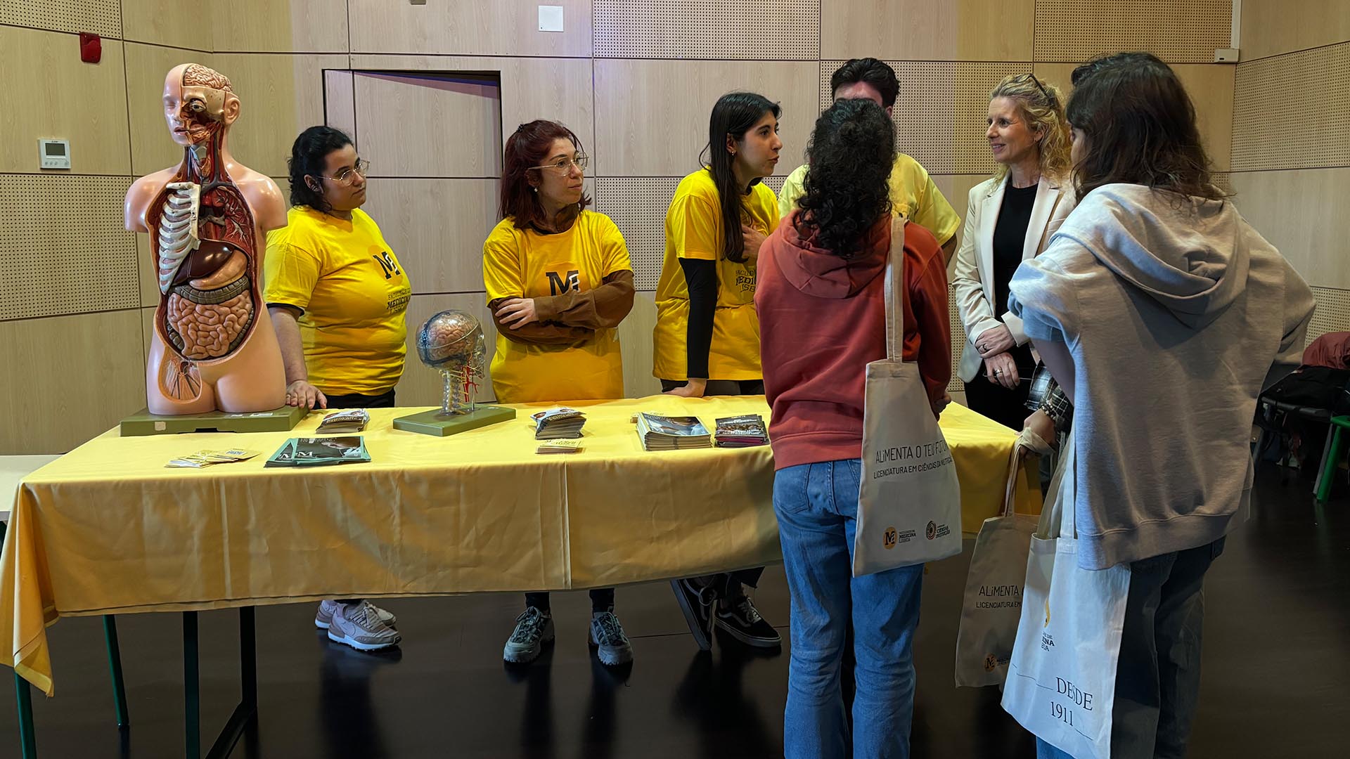 Alunos do 9.º Ano e do Secundário Assistem a Palestra Sobre o Curso de Medicina