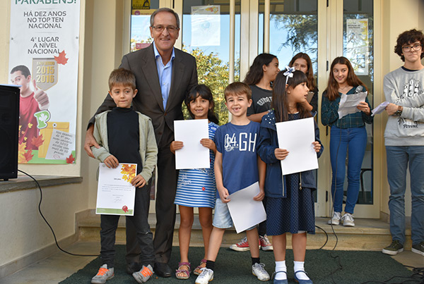 Alunos assistem ao hastear da Bandeira