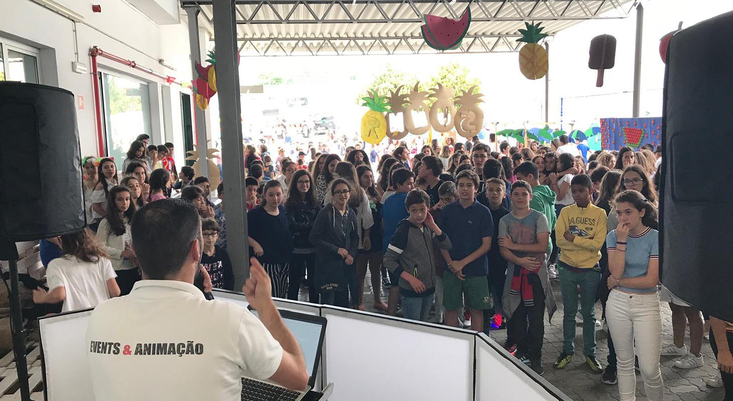 Alunos cantam hino no baile de verão