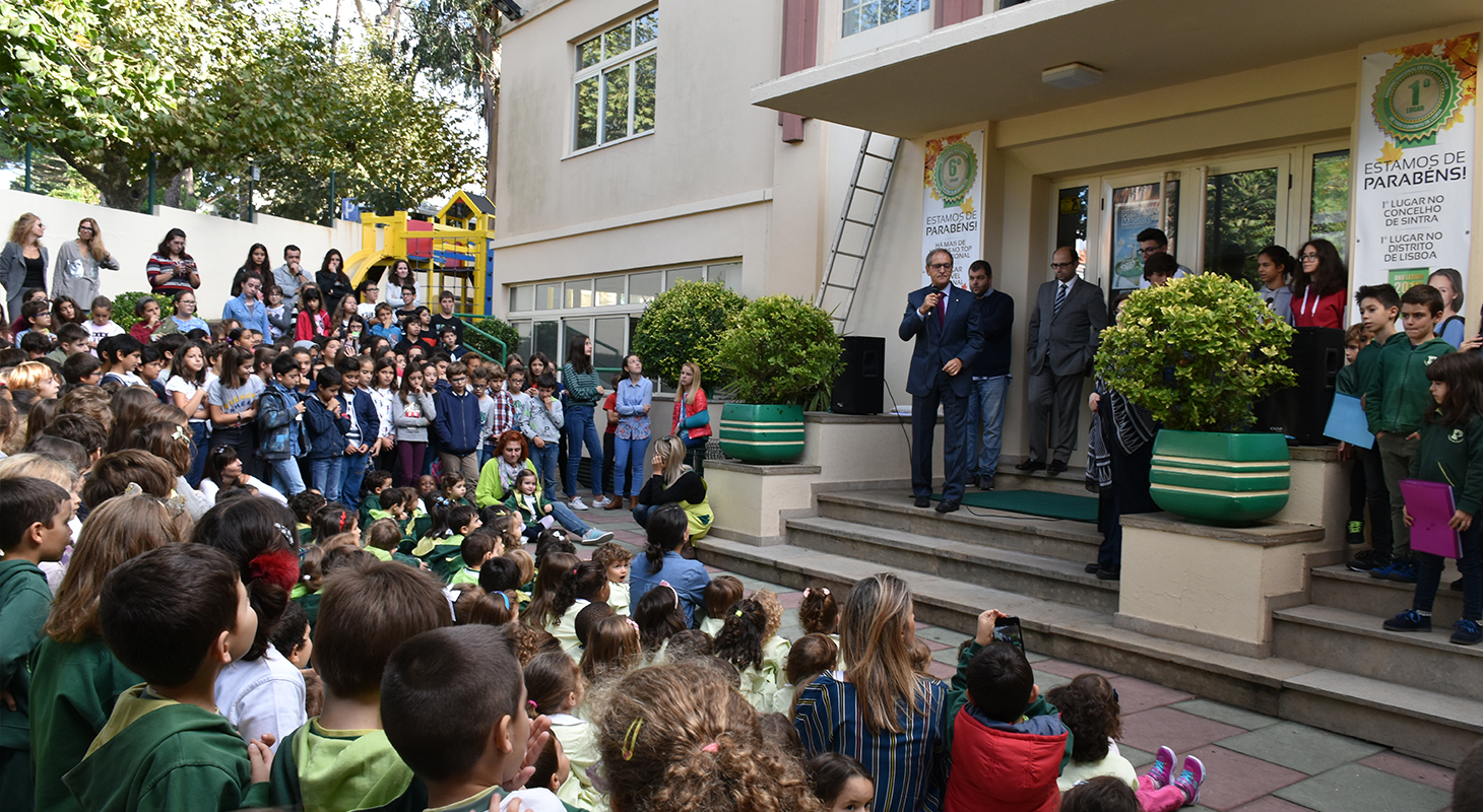 Bandeira verde hasteada no Colégio dos Plátanos