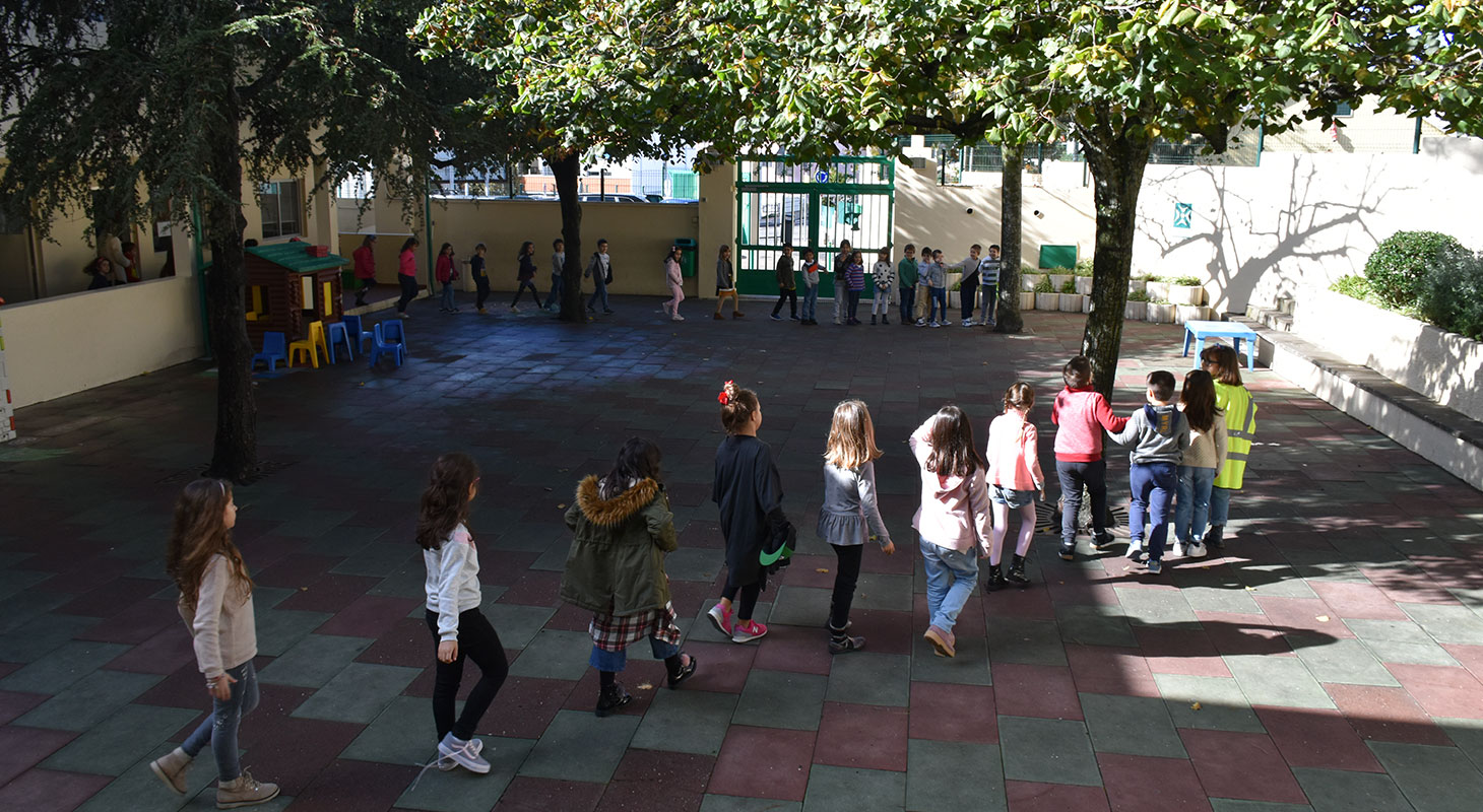 Alunos levam a cabo exercício de incêndio