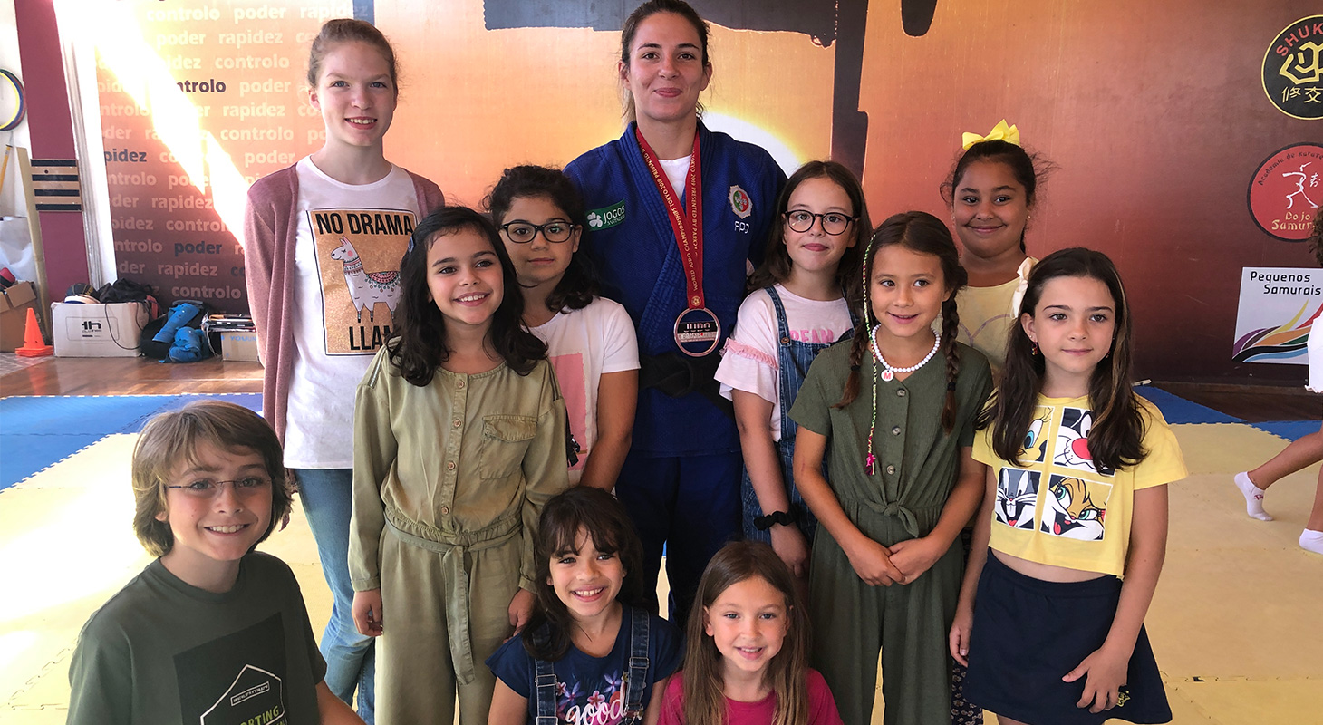 Campeã de judo Bárbara Timo visita alunos do Colégio 