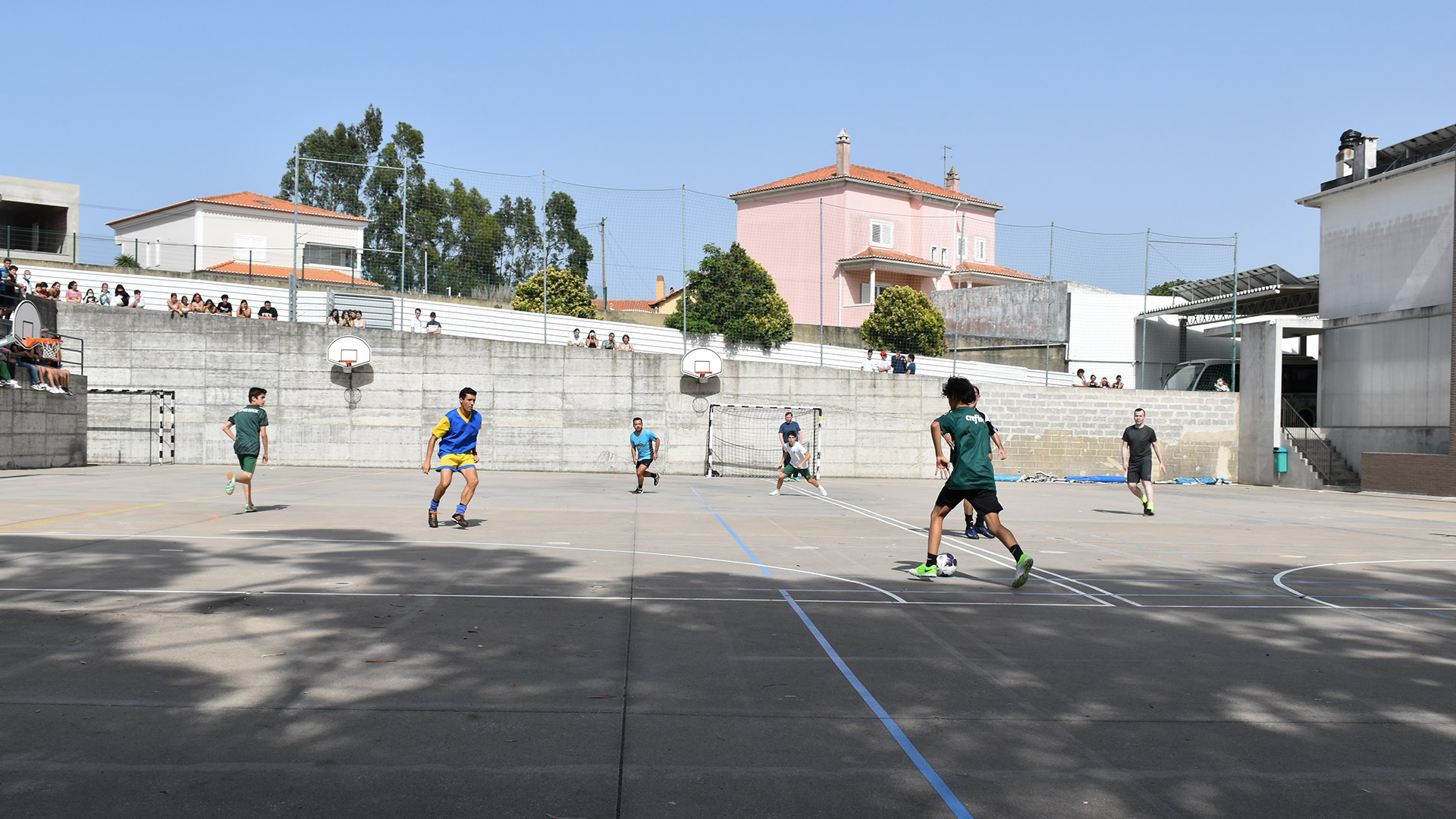 Professores vencem alunos no clássico jogo de futebol